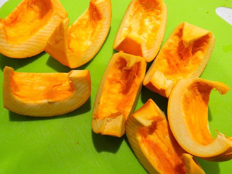 /images/in-the-kitchen-cooking-pumpkin/pnkncookwedges.jpg