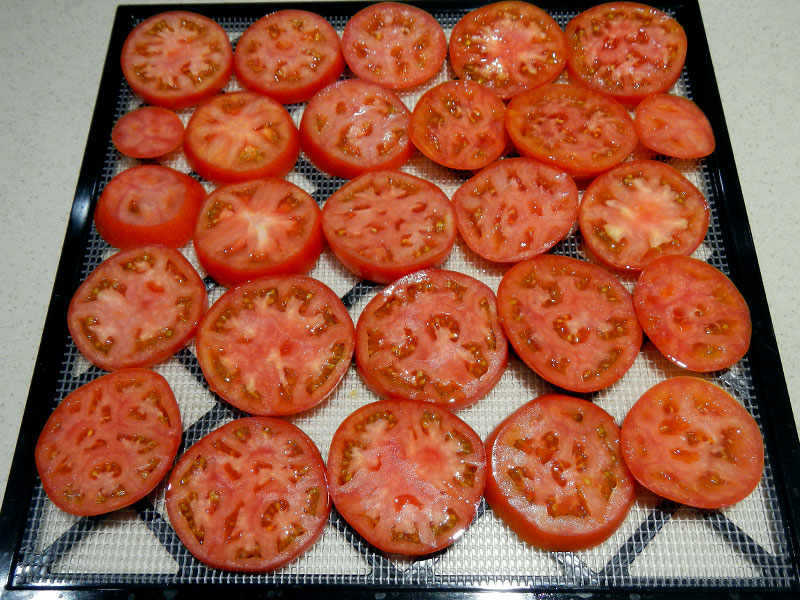 /images/in-the-kitchen-tomatoes/tomatoesdryontray.jpg