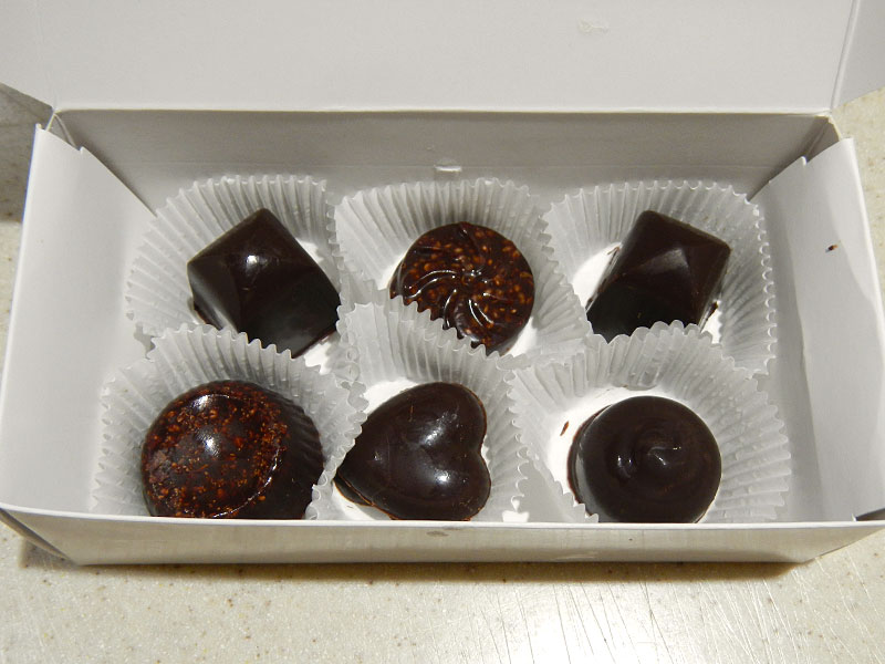 /images/rawmazing-hand-made-raw-chocolate-truffle-box/rwchocboxbottom.jpg