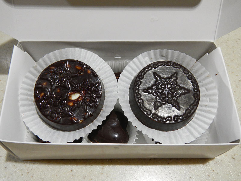 /images/rawmazing-hand-made-raw-chocolate-truffle-box/rwchocboxtop.jpg