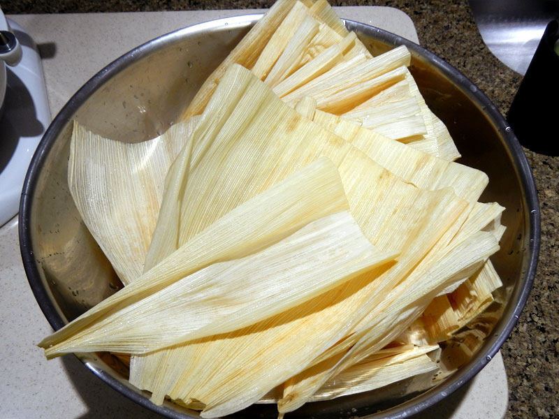 /images/tamale-assembly-and-steaming/wrpnrllwethusks.jpg